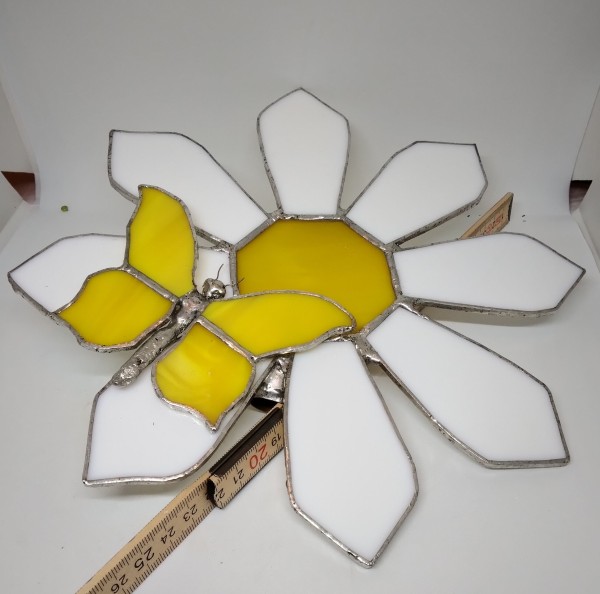 Gartenstecker Blume mit Schmetterling