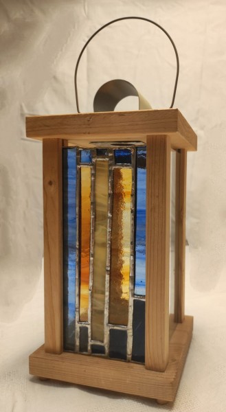 Holzlaterne mit Glaselementen